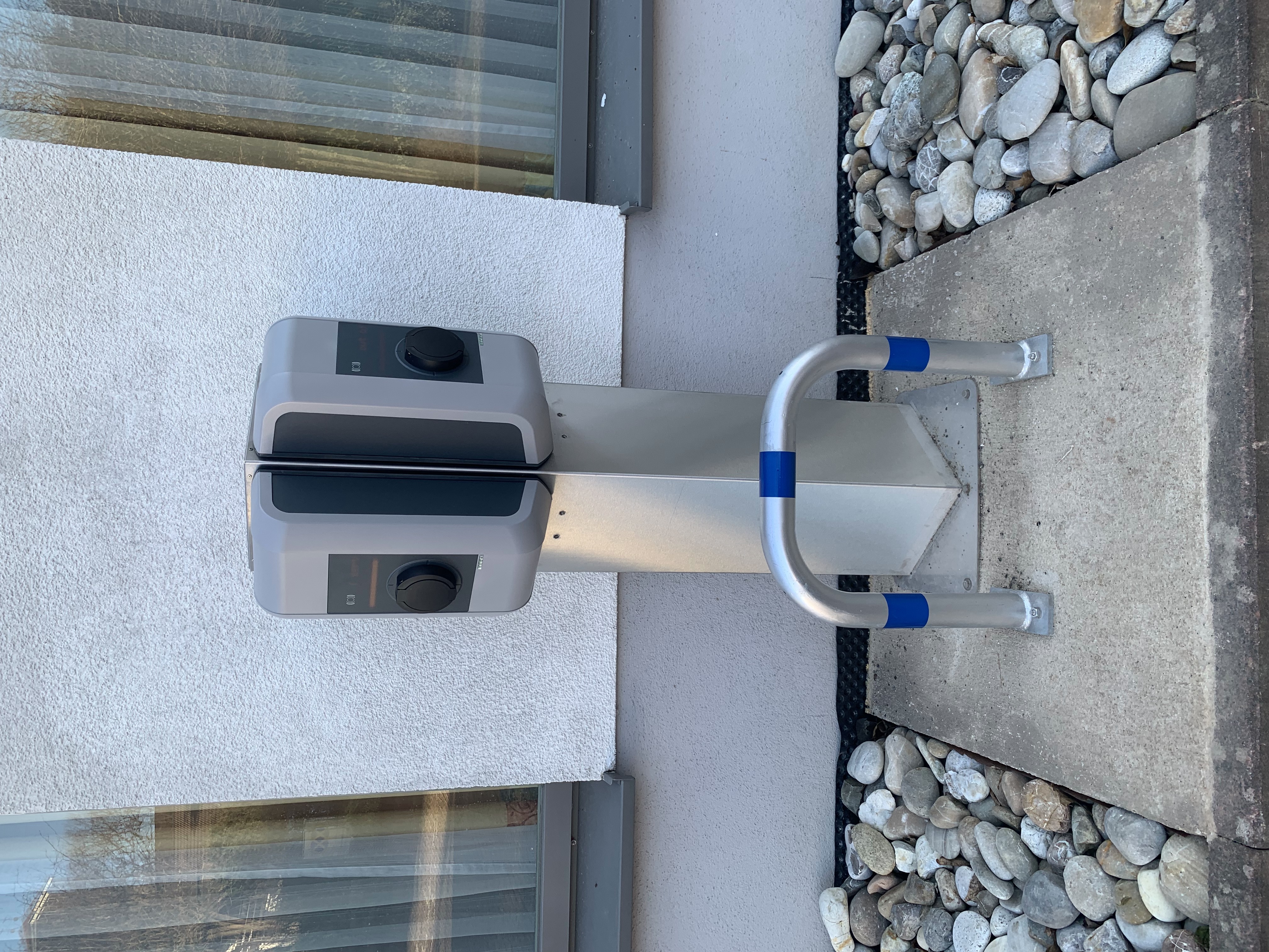 Die fertige Säule mit zwei KEBA 22 kW Ladepunkten 