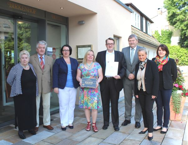 4S Verleihung Erste Kreisbeigeordnete Susanne Simmler überreicht die Urkunde für die Klassifizierung Vier Sterne plus Superior an die Eheleute Karl-Heinz und Margit Fichtner sowie René und Britta Fichtner