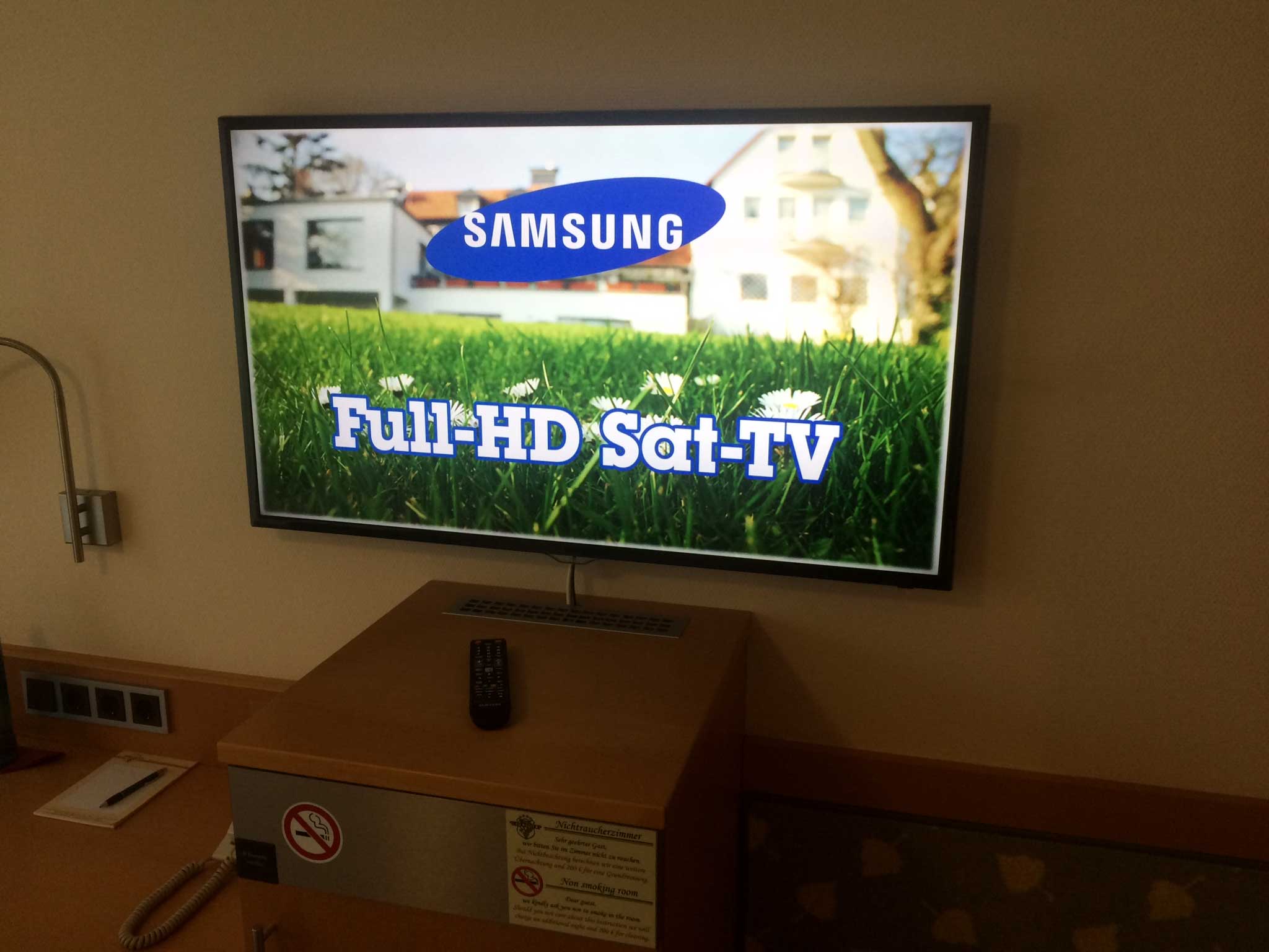 Samsung LED-Flat-TV mit über 250 Sendern und HBBTV