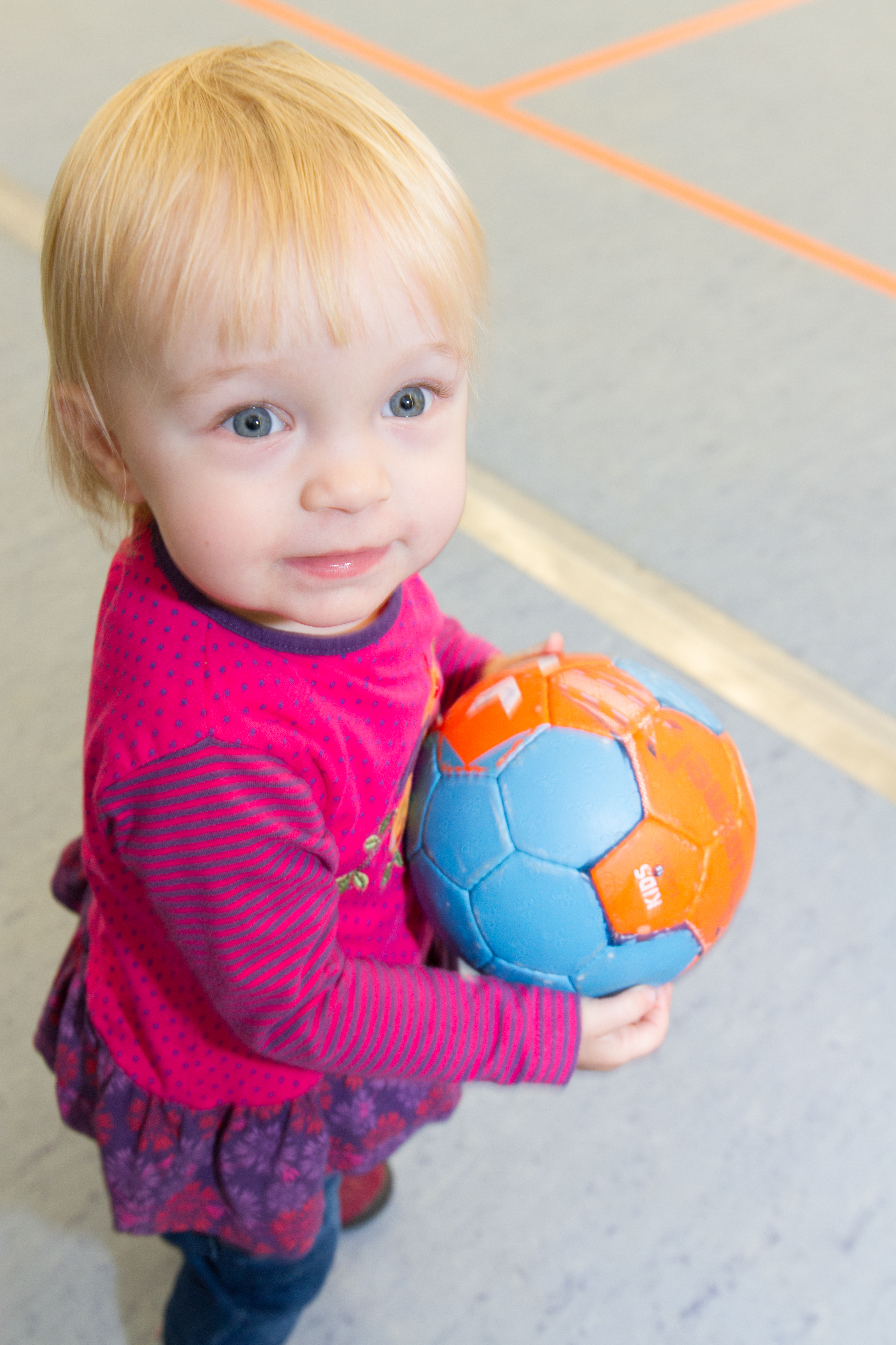 Victoria Fichtner mit Handball