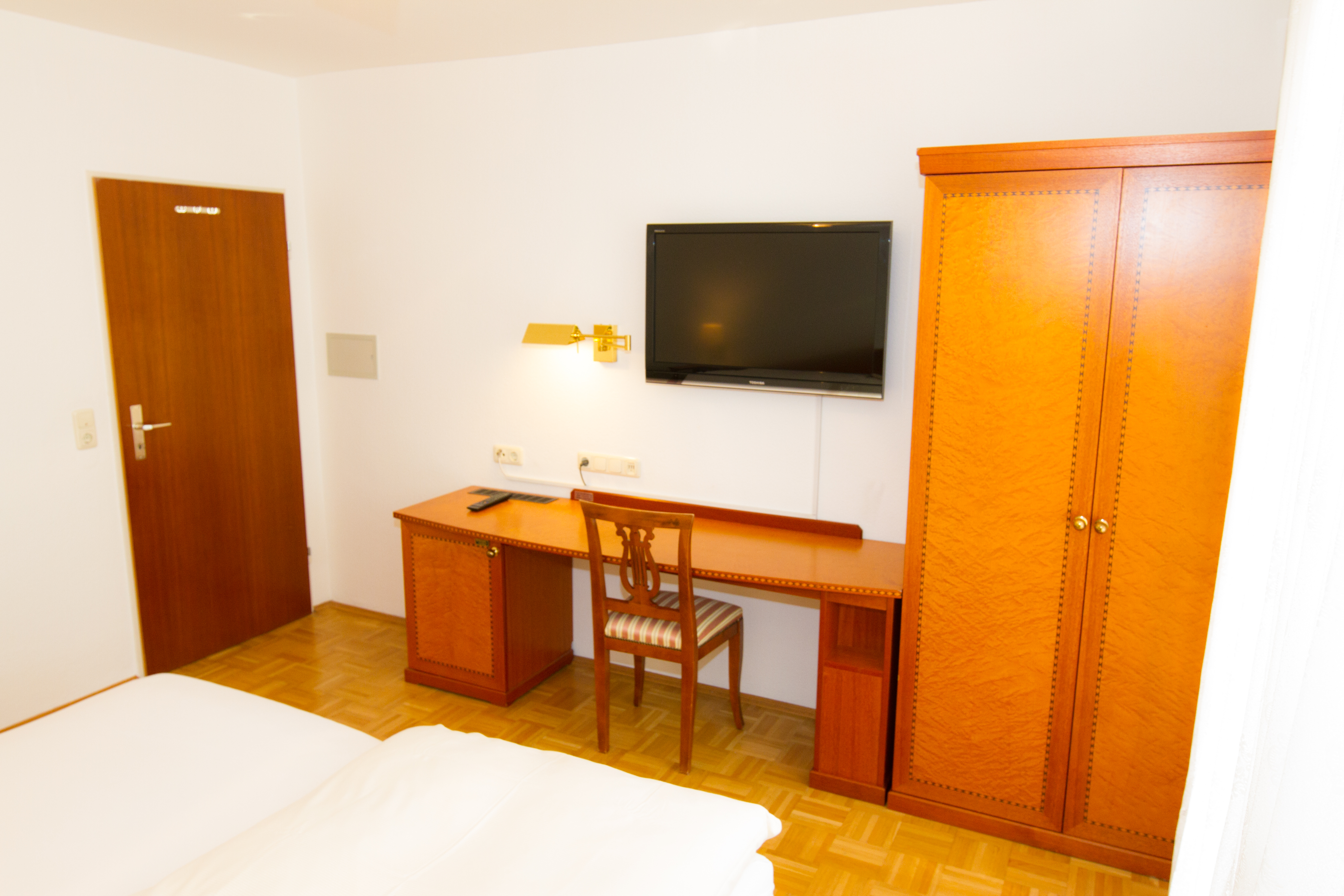 schlafzimmer mit tv und schreibtisch fenster tudor schlafzimmer mit schreibtisch und tv gästehaus grimmstraße hotel restaurant birkenhof superior schlafzimmer mit tv und schreibtisch fenster tudor schlafzimmer mit schreibtisch und tv gästehaus grimmstraße hotel restaurant birkenhof superior