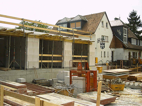 Der Rohbau vom Erdgeschoss des Anbaus steht