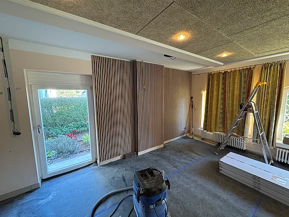 Wandseite mit teilweise montierten Akustikpanelen