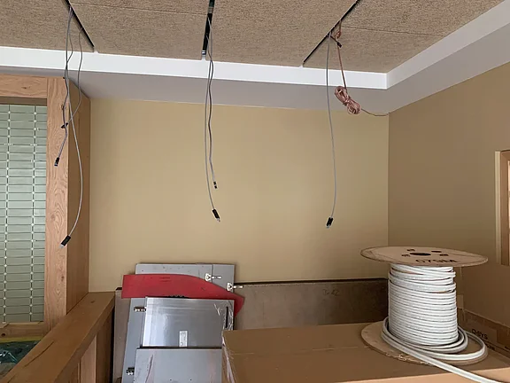 Kabel hängen aus der Decke für die LED-Leisten