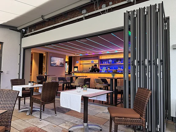 Licht in Barbereich fertig, aber die Wandverkleidung auf der Terrasse fehlt noch 25.07.2024