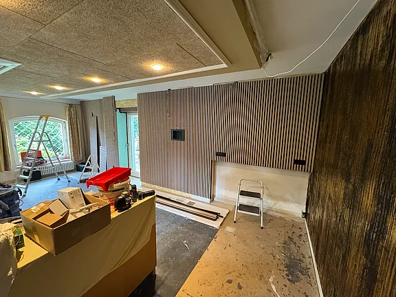 Sonneneck Wand mit Akustikpanelen