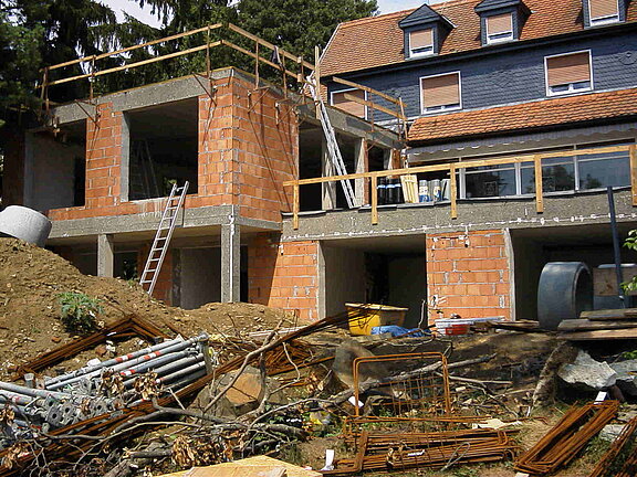 Blick aus dem Garten auf den Rohbau der Terrasse Restaurant Erweiterung 2004