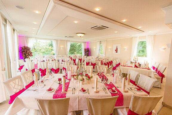 Das Restaurant nach der Renovierung 2012 im neuen Stil ganz in Weiss mit Stuhlhussen