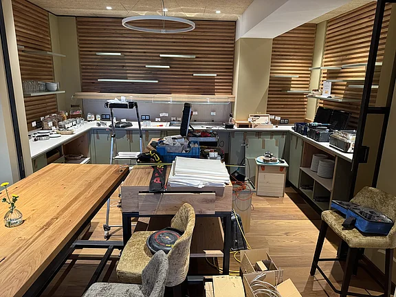 LED Licht im Buffetbereich mit viel Werkzeug