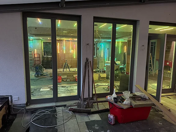Restaurant mit LEDs in Regenbogenfarben