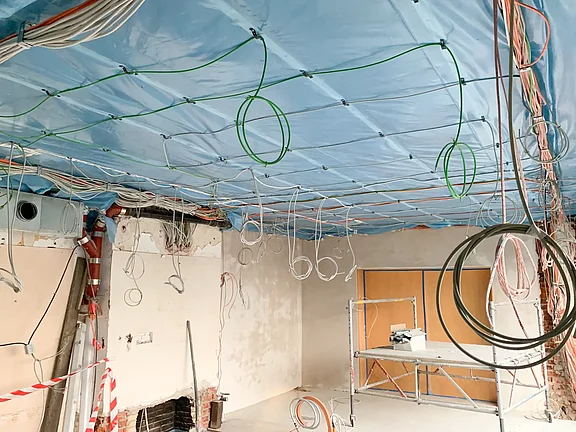 Decke der Hotelbar mit den ersten Kabeln 01.03.2024