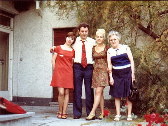 Tante Elfriede, Karl-Heinz, Margit und Margarete Fichtner 1973 auf der Hotelterrasse