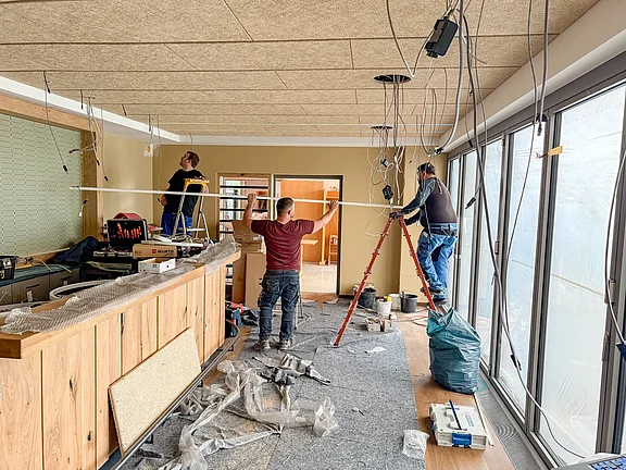 Lange LED-Leiste wird in Akustikdecke montiert