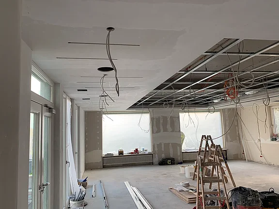 Deckenumrandung und Trägerkonstruktion im Restaurant