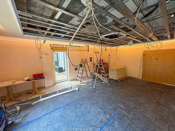 Sonneneck Decke und Wand sind bereit für die Akustikpanele