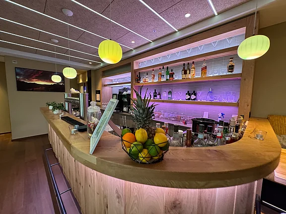 Die Kugellampen der Hotelbar erstrahlen im farbigen Licht 26.09.2024