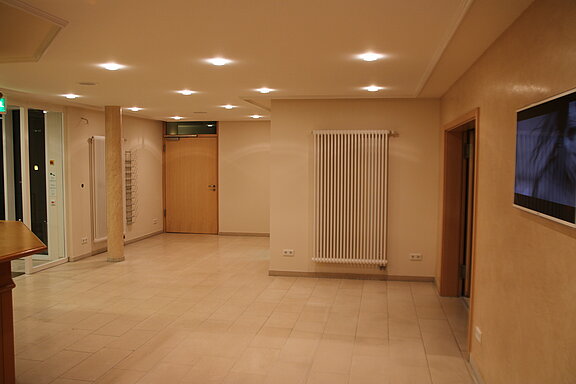 Die Lobby kurz vor der Fertigstellung mit neuer Wand in Spachteltechnik.