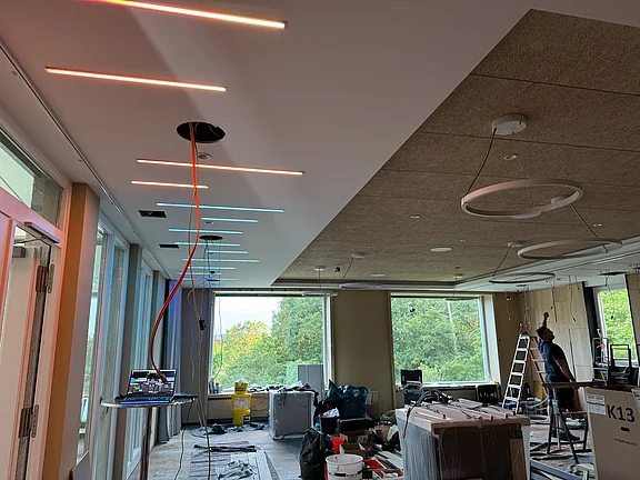 Farbige LED-Leisten in der Decke leuchten