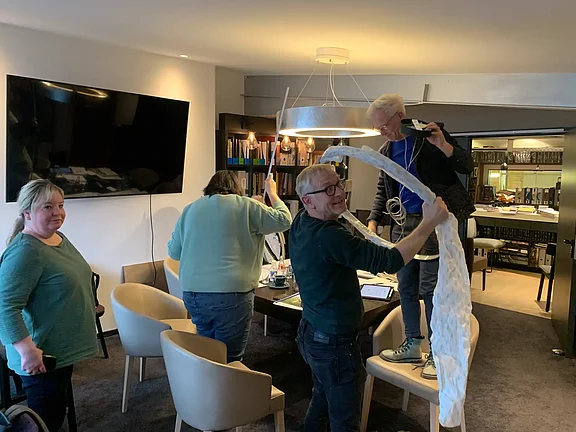 Sonnentag Architektur und Familie Fichtner bei Kerting Inneneinrichtung bei der Bemusterung der Farben, Stoffe und Materialien 06.02.2024