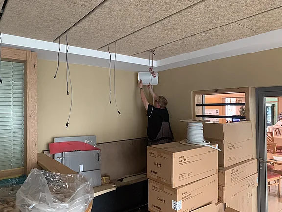 Wandlautsprecher wird im Barbereich montiert