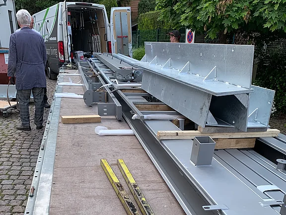 Die Träger für die wetterfester Markisenanlage werden geliefert am 13.05.2024
