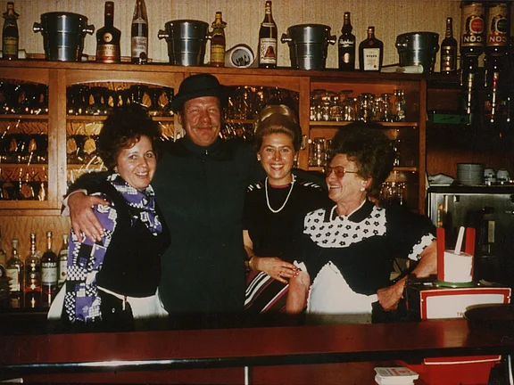 Wolfgang Otto Issak Völz mit Ottilie Scholl und Tochter Margit in der Raststätte Scholl