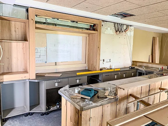 Die Möbel der Hotelbar werden eingebaut 22.05.2024 