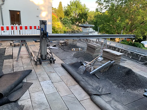 Der schwere Hauptträger der Markisenanlage ist endlich auf der Terrasse 14.05.2024