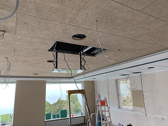 Motorantrieb für den Beamer im Restaurant 29.03.2024