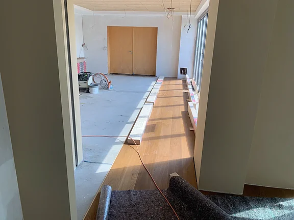 Das Eichenholz Parkett im Barbereich wird verlegt 23.04.2025