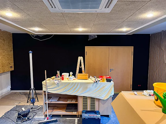 Tiefschwarz gestrichene Besenputzwand