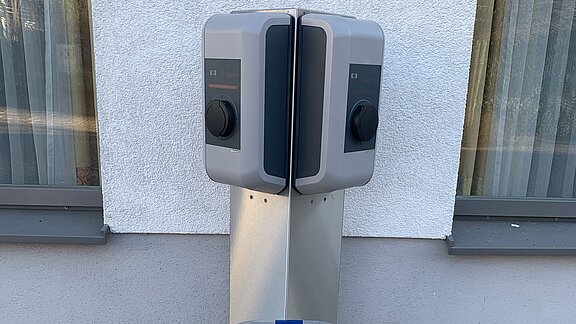 Die fertige Säule mit zwei KEBA 22 kW Ladepunkten 
