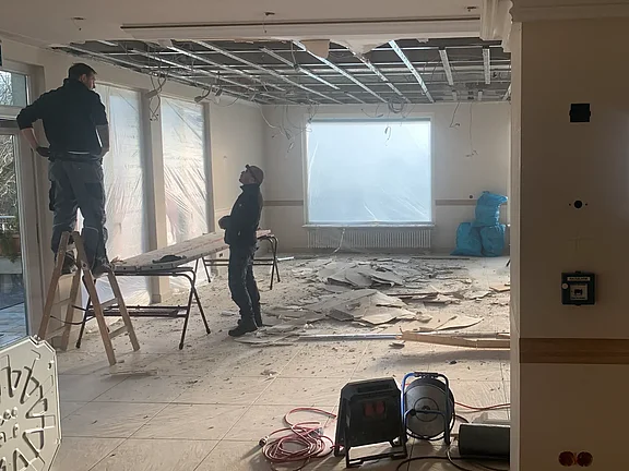 Abriss der alten Restaurantdecke und Elektrik am 18.12.2023 im Restaurant