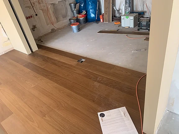 Geräucherter Eichenboden im Buffetbereich 23.04.2024