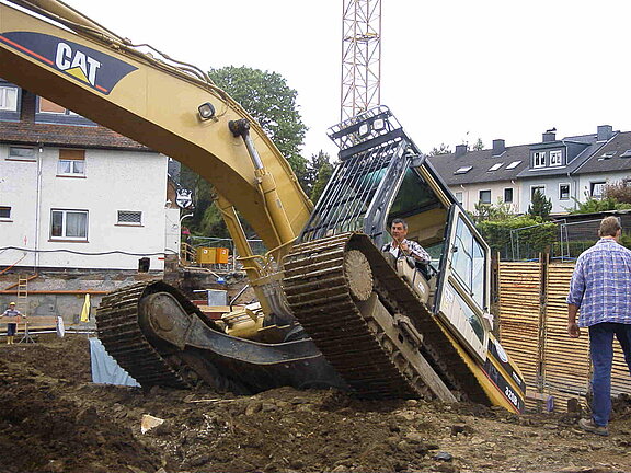 Der 22 Tonnen schwere Bagger “CAT 320B L” zieht sich aus der Baugrube