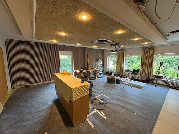 Wandseite mit Akustikpanels fertig montiert