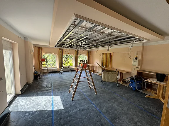 Geöffnete Decke im Sonneneck mit Deckenprofilen