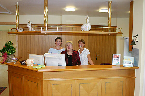 Rezeption Birkenhof Rezeption Birkenhof mit Margit Fichtner und zwei Lehrlingen