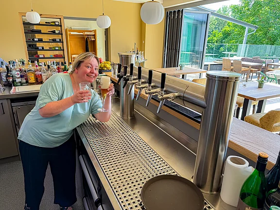 Britta Fichtner mit dem ersten Bier aus der neuen Zapfanlage 30.07.2024