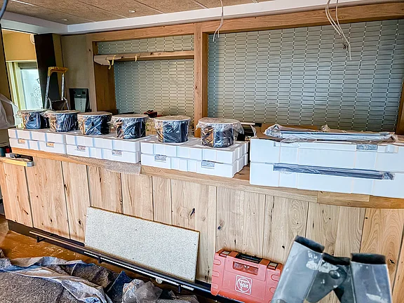 QSC-Deckenlautspecher auf Theke ausgepackt