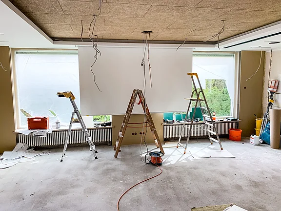 Die Motorleinwand wird im Restaurant eingebaut 07.04.2024