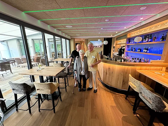 Sergii, Margit und Karl-Heinz Fichtner in der fertigen Hotelbar